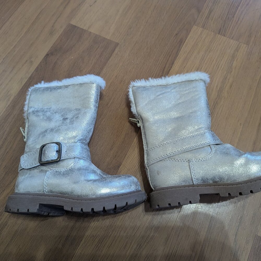 Carter's size 6 toddler boots